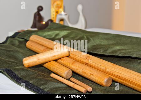 Un set di bastoncini di bambù professionali per il massaggio tailandese. Preparazione per la procedura di guarigione dell'anima e del corpo Foto Stock