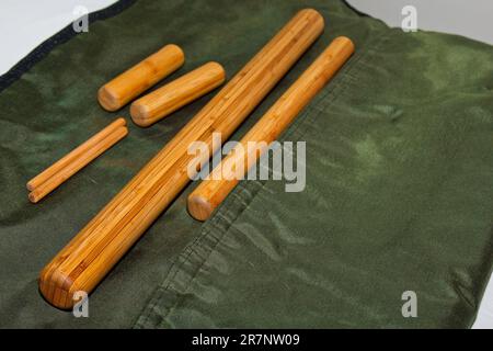 Un set di bastoncini di bambù professionali per il massaggio tailandese. Preparazione per la procedura di guarigione dell'anima e del corpo Foto Stock