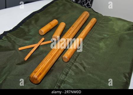 Un set di bastoncini di bambù professionali per il massaggio tailandese. Preparazione per la procedura di guarigione dell'anima e del corpo Foto Stock