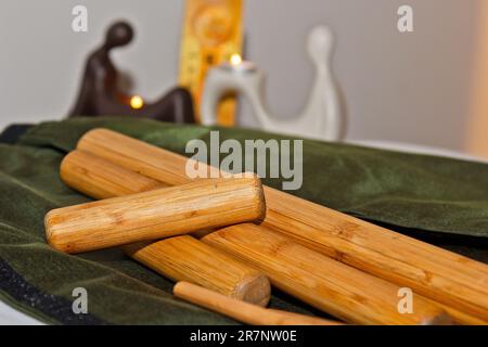 Un set di bastoncini di bambù professionali per il massaggio tailandese. Preparazione per la procedura di guarigione dell'anima e del corpo Foto Stock