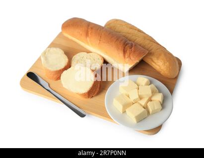 Baguette intere e tagliate con burro fresco su fondo bianco Foto Stock