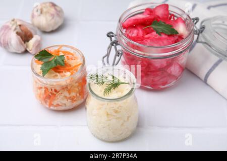Deliziosi crauti preparati secondo diverse ricette su una tavola bianca Foto Stock