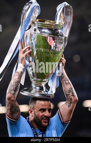 Istanbul, Turchia. 11 giugno 2021. Kyle Walker del Manchester City FC festeggia con il trofeo durante la cerimonia di premiazione successiva alla partita di calcio finale della UEFA Champions League tra il Manchester City FC e il FC Internazionale. Credit: Nicolò campo/Alamy Live News Foto Stock