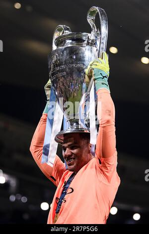 Istanbul, Turchia. 11 giugno 2021. Ederson del Manchester City FC festeggia con il trofeo durante la cerimonia di premiazione successiva alla partita di calcio finale della UEFA Champions League tra il Manchester City FC e il FC Internazionale. Credit: Nicolò campo/Alamy Live News Foto Stock