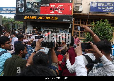 Kolkata, India. 15th giugno, 2023. I membri del Partito Comunista dell'India (marxista) (CPI(M) protestano contro la violenza e l'assassinio di membri del partito CPI(M) a Chopra, North Dinajpur, durante l'ultimo giorno di nomina, riempiendo l'elezione del Bengala Panchayet presumibilmente da parte del Congresso Trinamool (TMC) di fronte all'ufficio della Commissione elettorale dello Stato del Bengala Occidentale. (Foto di Dipa Chakraorty/Pacific Press) Credit: Pacific Press Media Production Corp./Alamy Live News Foto Stock