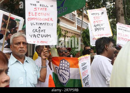 Kolkata, India. 15th giugno, 2023. I lavoratori del partito del Congresso protestano contro la violenza contro i candidati al Congresso e sono stati forzatamente fermati dal presentare la candidatura presunta dal Congresso Trinamool (TMC) l'ultimo giorno di nomina compilando le elezioni del Bengala Panchayet di fronte all'ufficio della Commissione elettorale dello Stato del Bengala Occidentale. (Foto di Dipa Chakraorty/Pacific Press) Credit: Pacific Press Media Production Corp./Alamy Live News Foto Stock