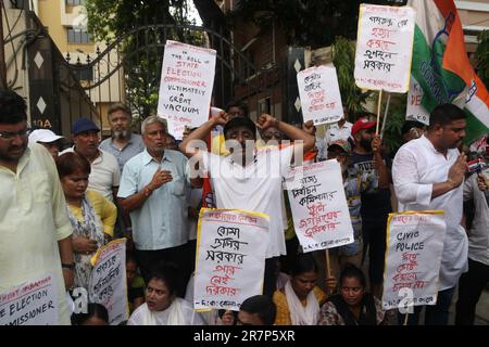 Kolkata, India. 15th giugno, 2023. I lavoratori del partito del Congresso protestano contro la violenza contro i candidati al Congresso e sono stati forzatamente fermati dal presentare la candidatura presunta dal Congresso Trinamool (TMC) l'ultimo giorno di nomina compilando le elezioni del Bengala Panchayet di fronte all'ufficio della Commissione elettorale dello Stato del Bengala Occidentale. (Foto di Dipa Chakraorty/Pacific Press) Credit: Pacific Press Media Production Corp./Alamy Live News Foto Stock