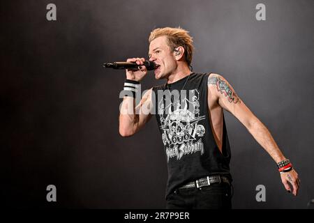 Clisson, Francia. 16th giugno, 2023. Somma 41 esecuzione live sul palco durante l'Hellfest Open Air Festival a Clisson, Francia, il 16 giugno 2023. Foto di Julien Reynaud/APS-Medias/ABACAPRESS.COM Credit: Abaca Press/Alamy Live News Foto Stock