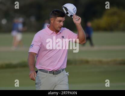 Los Angeles, Stati Uniti. 16th giugno, 2023. Bryson DeChambeau si capovolge il cappello dopo aver terminato la 18th buca durante il secondo round del 2023 Stati Uniti Open Golf Championship al Los Angeles Country Club di Los Angeles, California, venerdì 16 giugno 2023. DeChambeau è ad un livello inferiore alla media con due punteggi giornalieri di 67 e 72. Foto di Mike Goulding/UPI Credit: UPI/Alamy Live News Foto Stock