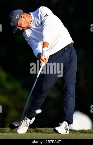 Los Angeles, Stati Uniti. 16th giugno, 2023. Xander Schauffele guida la palla sul tee 18th durante il secondo round del 2023 U.S. Open Golf Championship al Los Angeles Country Club di Los Angeles venerdì 16 giugno 2023. Schauffele ha terminato la giornata alla pari ed è legato per terzo con un punteggio di due giorni di 132. Foto di Alex Gallardo/UPI Credit: UPI/Alamy Live News Foto Stock