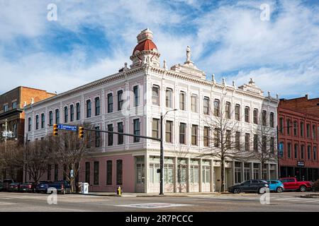 Montgomery, Alabama, USA-Feb 7, 2023: Edificio storico Steiner-Lobman costruito nel 1891 presenta una statua di Athena, un'incudine e un cesto sul tetto. Foto Stock