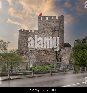 Anadolu Hisari, o Castello Anatoliano, una fortezza ottomana medievale del 13th ° secolo costruita dal Sultano Bayezid i, e situato sul lato anatoliano del Bosforo nel quartiere Beykoz, Istanbul, Turchia Foto Stock