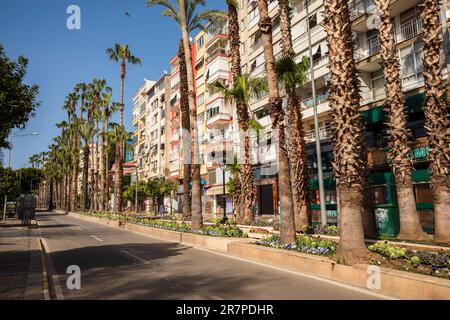 Antalya, Turchia - Maggio 2023 Vista del 100th ° anniversario Boulevard, una strada trafficata nel centro di Antalya. Foto di alta qualità Foto Stock