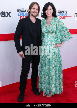 LOS ANGELES, CALIFORNIA, USA - 16 GIUGNO: Kevin Ford e Emily Ford arrivano alla Los Angeles Premiere della MAX Original Series 'Downey's Dream Cars' Stagione 1 che si tiene al Petersen Automotive Museum il 16 giugno 2023 a Los Angeles, California, Stati Uniti. (Foto di Xavier Collin/Image Press Agency) Foto Stock