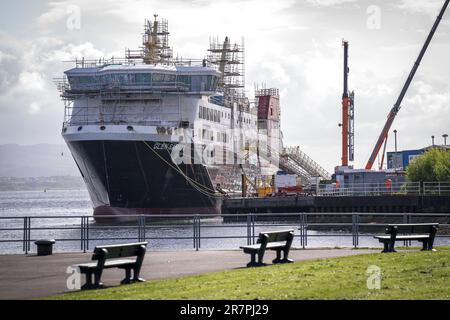 Foto del file datata 10/05/2022 del traghetto incompiuto Glen Sannox Caledonian Macbrayne nel cantiere navale Ferguson Marine di Port Glasgow, Inverclyde. Secondo un ministro scozzese, uno studio che ha rilevato che la costruzione di uno dei traghetti in ritardo a Ferguson Marine non ha un buon rapporto qualità/prezzo ha costato più di 600.000 sterline. Data di emissione: Sabato 17 giugno 2023. Foto Stock