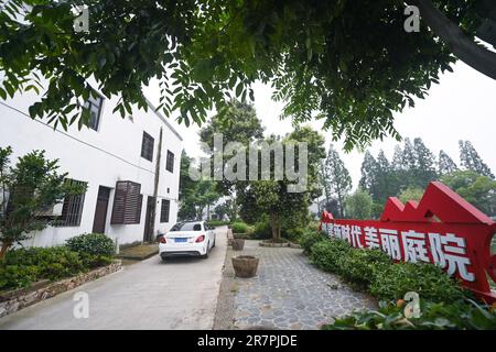 Huzhou. 16th giugno, 2023. Questa foto scattata il 16 giugno 2023 mostra una vista del villaggio di Quanyi nella città di Donglin, Huzhou, nella provincia di Zhejiang nella Cina orientale. Con il Green Rural Revival Program di Zhejiang, Donglin Town si è concentrata sulla costruzione di una splendida campagna basata sulle sue risorse culturali e naturali, facendo ogni sforzo per raggiungere uno sviluppo verde e sostenibile, mantenendo al contempo i guadagni economici. Credit: Xu Yu/Xinhua/Alamy Live News Foto Stock