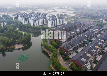 Huzhou. 16th giugno, 2023. Questa foto aerea scattata il 16 giugno 2023 mostra una vista del villaggio di Quanyi nella città di Donglin, Huzhou, nella provincia di Zhejiang nella Cina orientale. Con il Green Rural Revival Program di Zhejiang, Donglin Town si è concentrata sulla costruzione di una splendida campagna basata sulle sue risorse culturali e naturali, facendo ogni sforzo per raggiungere uno sviluppo verde e sostenibile, mantenendo al contempo i guadagni economici. Credit: Xu Yu/Xinhua/Alamy Live News Foto Stock