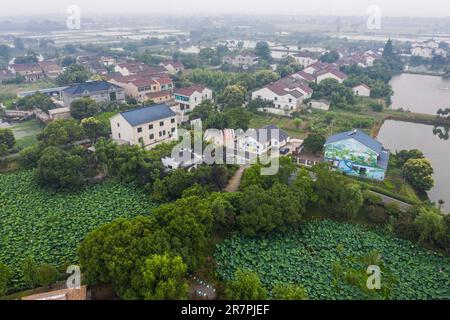 Huzhou. 16th giugno, 2023. Questa foto aerea scattata il 16 giugno 2023 mostra una vista del villaggio di Quanyi nella città di Donglin, Huzhou, nella provincia di Zhejiang nella Cina orientale. Con il Green Rural Revival Program di Zhejiang, Donglin Town si è concentrata sulla costruzione di una splendida campagna basata sulle sue risorse culturali e naturali, facendo ogni sforzo per raggiungere uno sviluppo verde e sostenibile, mantenendo al contempo i guadagni economici. Credit: Xu Yu/Xinhua/Alamy Live News Foto Stock