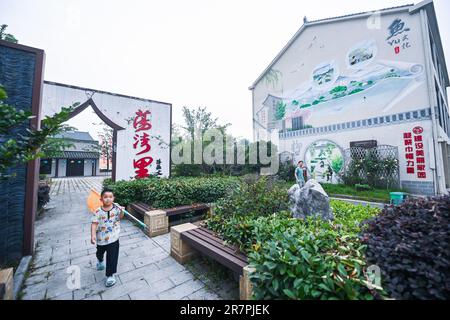 Huzhou. 16th giugno, 2023. Questa foto scattata il 16 giugno 2023 mostra una vista del villaggio di Quanyi nella città di Donglin, Huzhou, nella provincia di Zhejiang nella Cina orientale. Con il Green Rural Revival Program di Zhejiang, Donglin Town si è concentrata sulla costruzione di una splendida campagna basata sulle sue risorse culturali e naturali, facendo ogni sforzo per raggiungere uno sviluppo verde e sostenibile, mantenendo al contempo i guadagni economici. Credit: Xu Yu/Xinhua/Alamy Live News Foto Stock