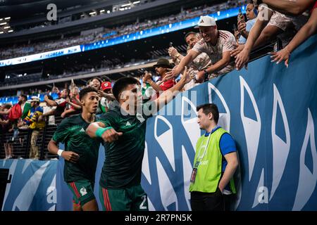 Il difensore del Messico Jesús Gallardo (23) saluta i tifosi durante un incontro semifinale della CONCACACAF Nations League contro gli Stati Uniti, giovedì 15 giugno 2023, ad Allegia Foto Stock