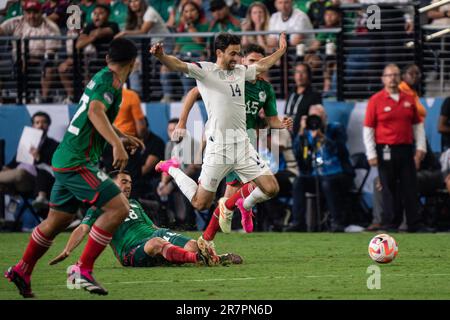 Il centrocampista americano Luca De la Torre (14) è fouled dal centrocampista messicano Luis Chávez (18) durante una partita semifinale della CONCACACAF Nations League, giovedì, giugno Foto Stock