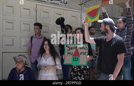 GERUSALEMME, ISRAELE - GIUGNO 16: I palestinesi e gli attivisti di pace israeliani hanno dei segni e degli slogan durante una manifestazione tenuta dai palestinesi e dagli attivisti di pace israeliani contro lo sfratto della famiglia sublabana palestinese dalla loro casa di fronte alla loro casa nella città vecchia il 16 giugno 2023 a Gerusalemme, Israele. Dopo decenni di dispute legali, la famiglia dei Sub-Labani ha perso il proprio caso nei tribunali israeliani contro organizzazioni ebraiche per prendere il controllo della propria casa nel quartiere musulmano di Gerusalemme. Credit: Eddie Gerald/Alamy Live News Foto Stock