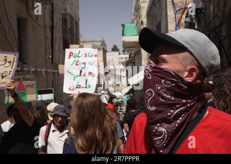 GERUSALEMME, ISRAELE - GIUGNO 16: I palestinesi e gli attivisti di pace israeliani hanno dei segni e degli slogan durante una manifestazione tenuta dai palestinesi e dagli attivisti di pace israeliani contro lo sfratto della famiglia sublabana palestinese dalla loro casa di fronte alla loro casa nella città vecchia il 16 giugno 2023 a Gerusalemme, Israele. Dopo decenni di dispute legali, la famiglia dei Sub-Labani ha perso il proprio caso nei tribunali israeliani contro organizzazioni ebraiche per prendere il controllo della propria casa nel quartiere musulmano di Gerusalemme. Credit: Eddie Gerald/Alamy Live News Foto Stock