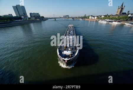 Colonia, Germania. 17th giugno, 2023. Una nave da carico sta navigando sul Reno. Credit: Henning Kaiser/dpa/Alamy Live News Foto Stock