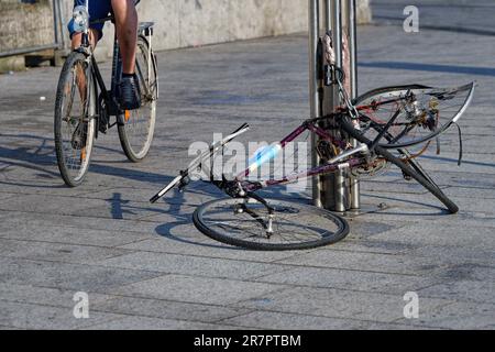 Colonia, Germania. 17th giugno, 2023. Una bicicletta distrutta si trova, incatenata ad un lampione, sul Domplatte. Credit: Henning Kaiser/dpa/Alamy Live News Foto Stock