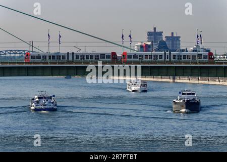 Colonia, Germania. 17th giugno, 2023. Le navi navigano sul Reno mentre un tram attraversa il ponte Deutz. Credit: Henning Kaiser/dpa/Alamy Live News Foto Stock