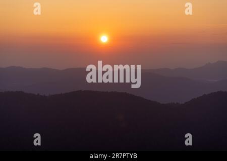 Strati della silhouette delle colline durante l'alba in Bijele stijene montagne, Croazia Foto Stock