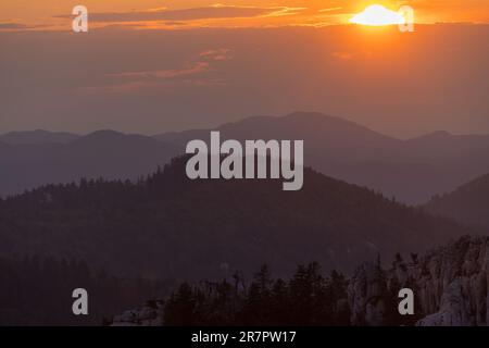 Strati della silhouette delle colline durante l'alba in Bijele stijene montagne, Croazia Foto Stock