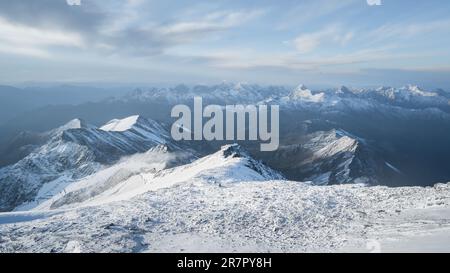 Paesaggio alpino con capanna circondata da grandi cime ricoperte di neve e ghiaccio, Alpi austriache, Europa Foto Stock