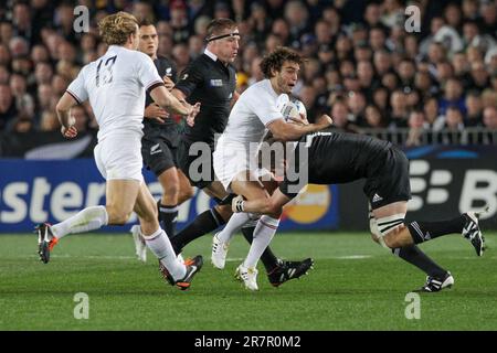 Richie McCaw della Nuova Zelanda affronta Alexis Palisson della Francia nella finale di Rugby World Cup all'Eden Park di Auckland, in Nuova Zelanda, domenica 23 ottobre. 2011. Foto Stock