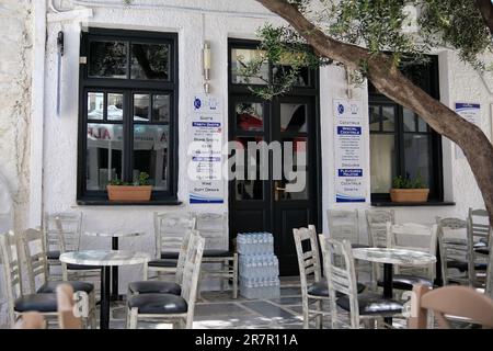 IOS, Grecia - 25 maggio 2021 : Vista della famosa piazza circondata da bar nella pittoresca isola di iOS Grecia Foto Stock