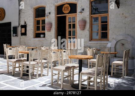 IOS, Grecia - 25 maggio 2021 : Vista della famosa piazza circondata da bar nella pittoresca isola di iOS Grecia Foto Stock