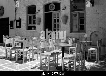 IOS, Grecia - 25 maggio 2021 : Vista della famosa piazza circondata da bar nella pittoresca isola di iOS Grecia Foto Stock