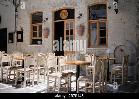 IOS, Grecia - 25 maggio 2021 : Vista della famosa piazza circondata da bar nella pittoresca isola di iOS Grecia Foto Stock