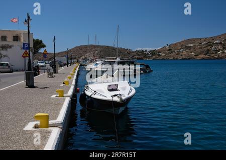 IOS, Grecia - 21 maggio 2021 : Vista delle barche al pittoresco porto di iOS Grecia Foto Stock