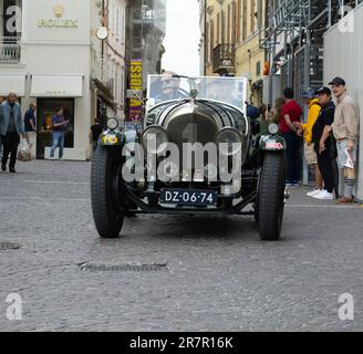 PESARO , ITALIA - 14 GIU - 2023 : BENTLEY 3 LITRI 1923 su una vecchia auto da corsa nel rally Mille miglia 2020 la famosa corsa storica italiana (1927-1957) Foto Stock