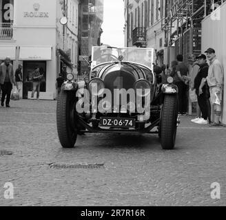 PESARO , ITALIA - 14 GIU - 2023 : BENTLEY 3 LITRI 1923 su una vecchia auto da corsa nel rally Mille miglia 2020 la famosa corsa storica italiana (1927-1957) Foto Stock