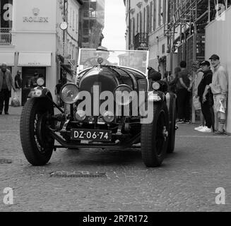 PESARO , ITALIA - 14 GIU - 2023 : BENTLEY 3 LITRI 1923 su una vecchia auto da corsa nel rally Mille miglia 2020 la famosa corsa storica italiana (1927-1957) Foto Stock