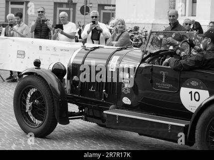 PESARO , ITALIA - 14 GIU - 2023 : BENTLEY 3 LITRI 1923 su una vecchia auto da corsa nel rally Mille miglia 2020 la famosa corsa storica italiana (1927-1957) Foto Stock