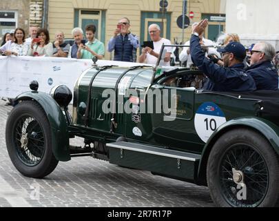 PESARO , ITALIA - 14 GIU - 2023 : BENTLEY 3 LITRI 1923 su una vecchia auto da corsa nel rally Mille miglia 2020 la famosa corsa storica italiana (1927-1957) Foto Stock