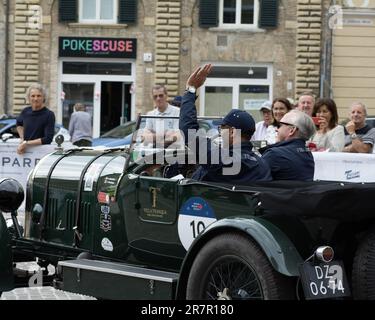 PESARO , ITALIA - 14 GIU - 2023 : BENTLEY 3 LITRI 1923 su una vecchia auto da corsa nel rally Mille miglia 2020 la famosa corsa storica italiana (1927-1957) Foto Stock