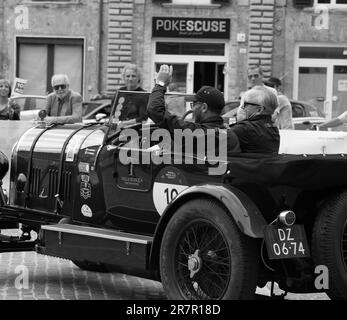 PESARO , ITALIA - 14 GIU - 2023 : BENTLEY 3 LITRI 1923 su una vecchia auto da corsa nel rally Mille miglia 2020 la famosa corsa storica italiana (1927-1957) Foto Stock