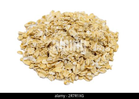 Fiocchi di avena o avena isolati su sfondo bianco. Mucchio di farina d'avena. primo piano Foto Stock