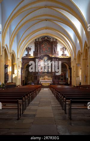 Sparo assiale dell'interno della chiesa di Notre Dame du Puy a Figeac, Francia, senza persone Foto Stock