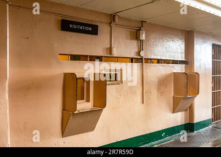 Le cabine per i visitatori della sicurezza della prigione federale di Alcatraz Island, situata nel mezzo della baia di San Francisco, nello stato della California, Stati Uniti. Foto Stock