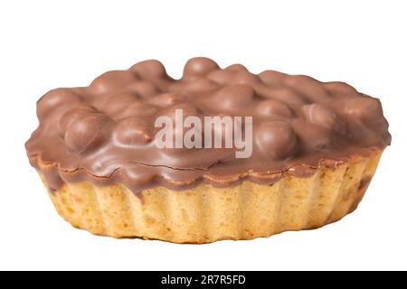 Torta al cioccolato. Torta di nocciole, crema e cioccolato isolata su sfondo bianco. Primo piano Foto Stock